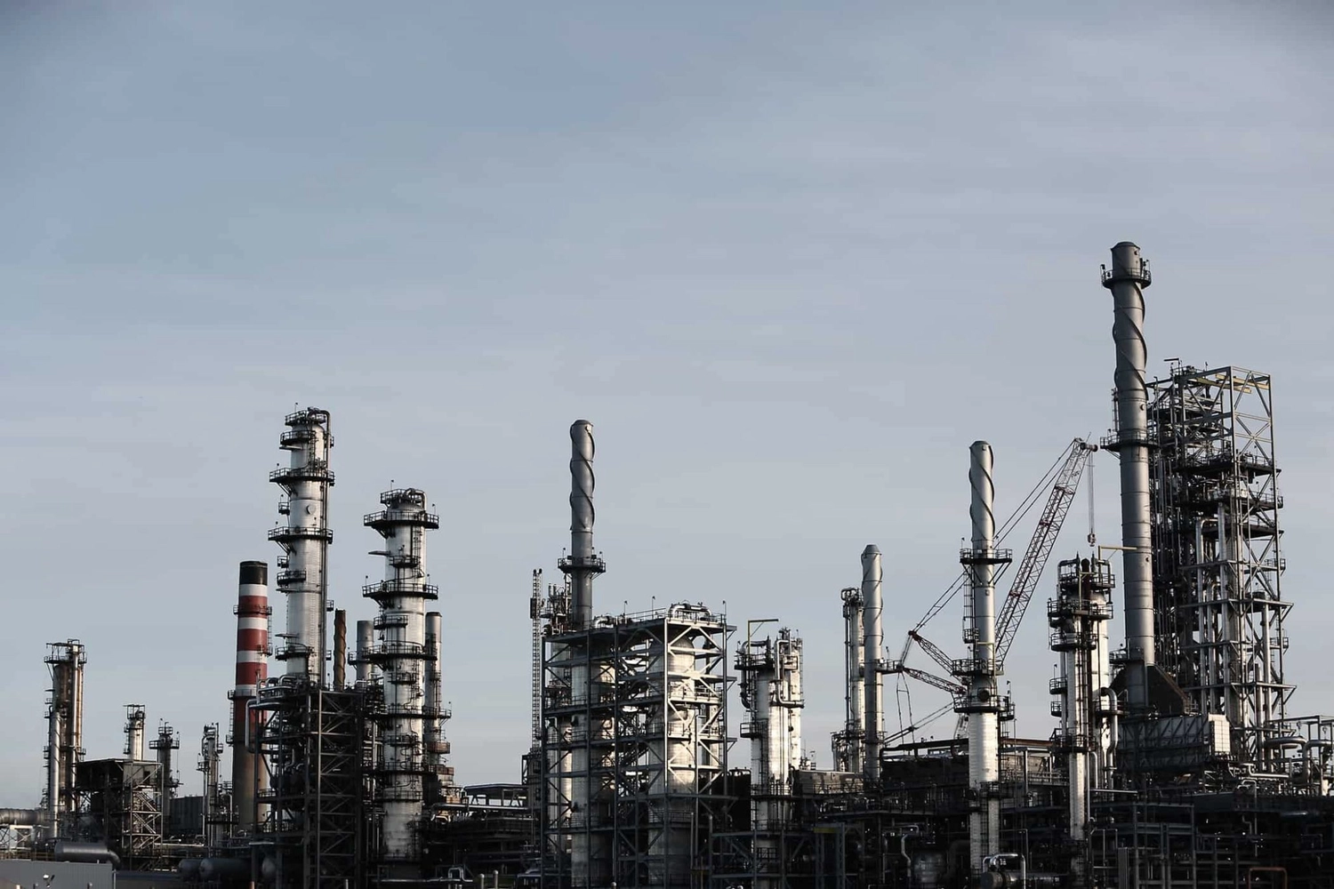 Cyanide Technology Consulting GmbH - production, engineering, and operation of cyanide plants (NaCN & HCN) - The image displays a laboratory graduated cylinder used for measuring liquid volumes. 